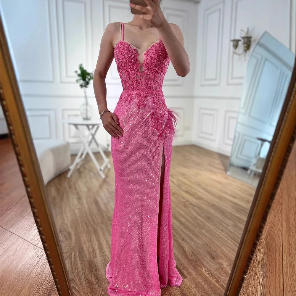 Luxuriöses, pinkfarbenes Meerjungfrauen-Abendkleid mit Federn und Perlenbesatz sowie Schlitz LA72987
