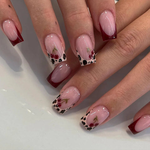 24 uñas postizas cortas de ballet con estampado de leopardo Y2K, estilo francés, borde negro, diseño de gato genial, con diamantes brillantes. 