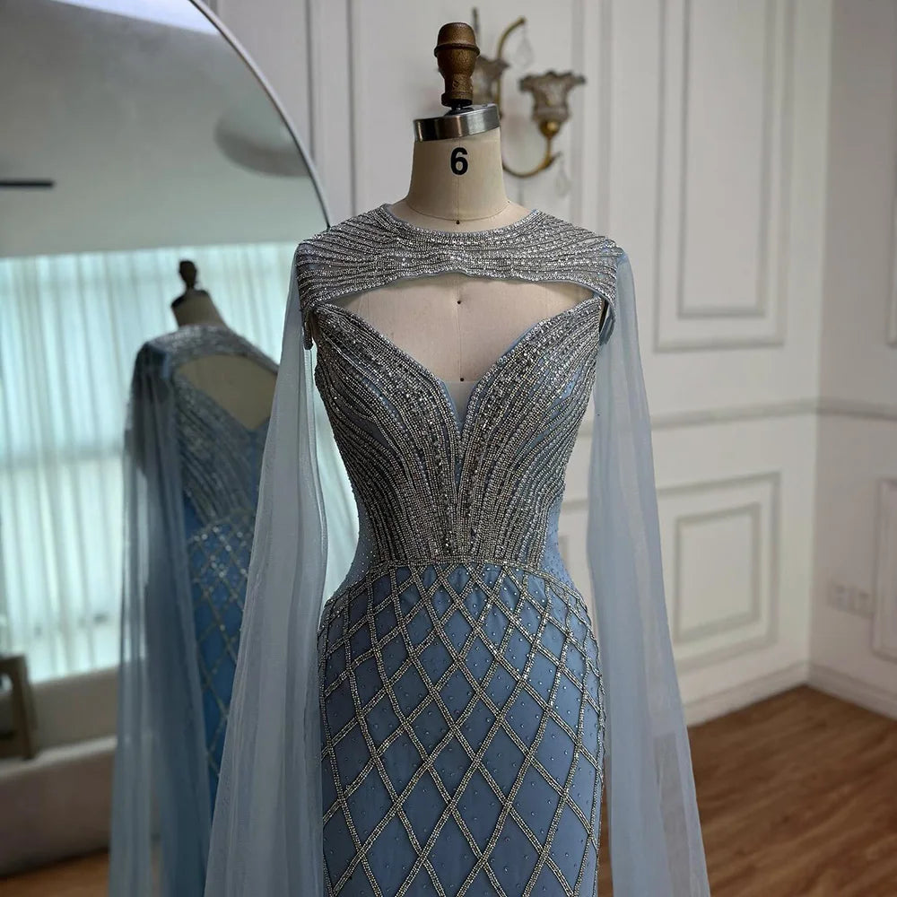 Luxuriöses Meerjungfrauen-Abendkleid mit Perlenstickerei und Umhang