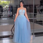 Serene Hill blaues A-Linien-Abendkleid mit Spaghettiträgern und One-Shoulder-Schnitt, Modell 2025, LA72589 