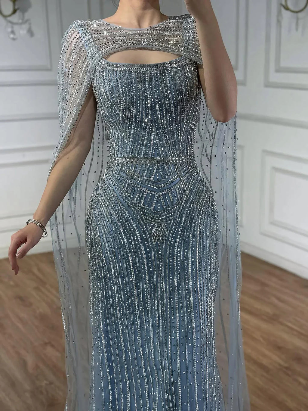 Luxuriöses blaues Diamant-Abendkleid mit Cape LA73426