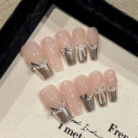 10 uñas postizas hechas a mano, estilo chino, plateadas, con puntas francesas, pintadas a mano, con hojas de bambú, perlas y diamantes. 