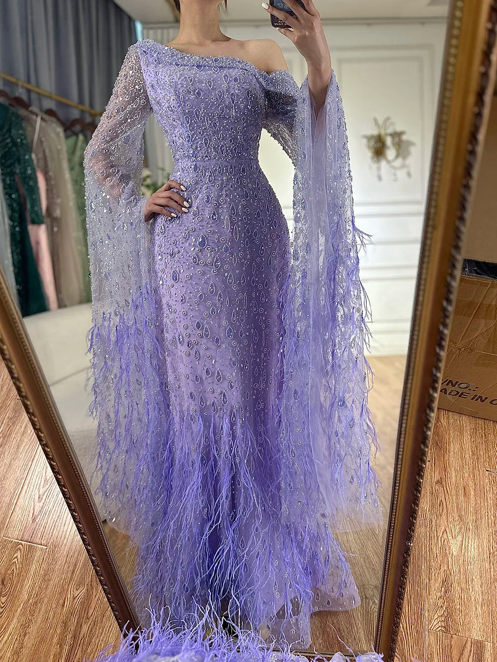 Vestido de noche de lujo con plumas, un hombro y mangas estilo capa LA72763 