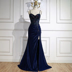 Elegantes marineblaues Satin-Abendkleid mit Spitze, Perlenbesatz und Schlitz LA73003