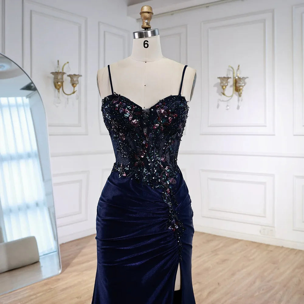 Elegantes marineblaues Satin-Abendkleid mit Spitze, Perlenbesatz und Schlitz LA73003