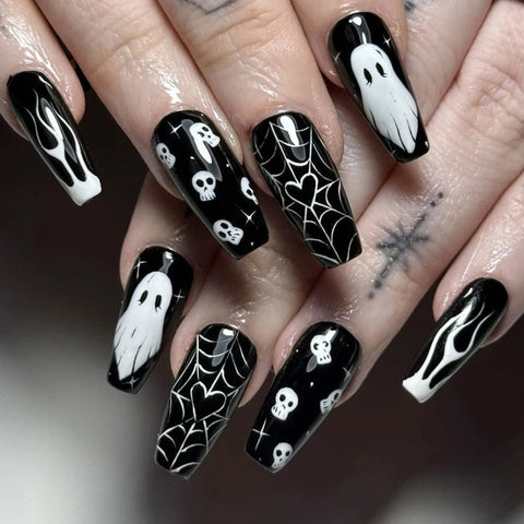 24 uñas postizas de calavera fantasma blanca para Halloween, uñas postizas de ataúd de longitud media en negro brillante, uñas postizas de telaraña negra con forma de corazón. 