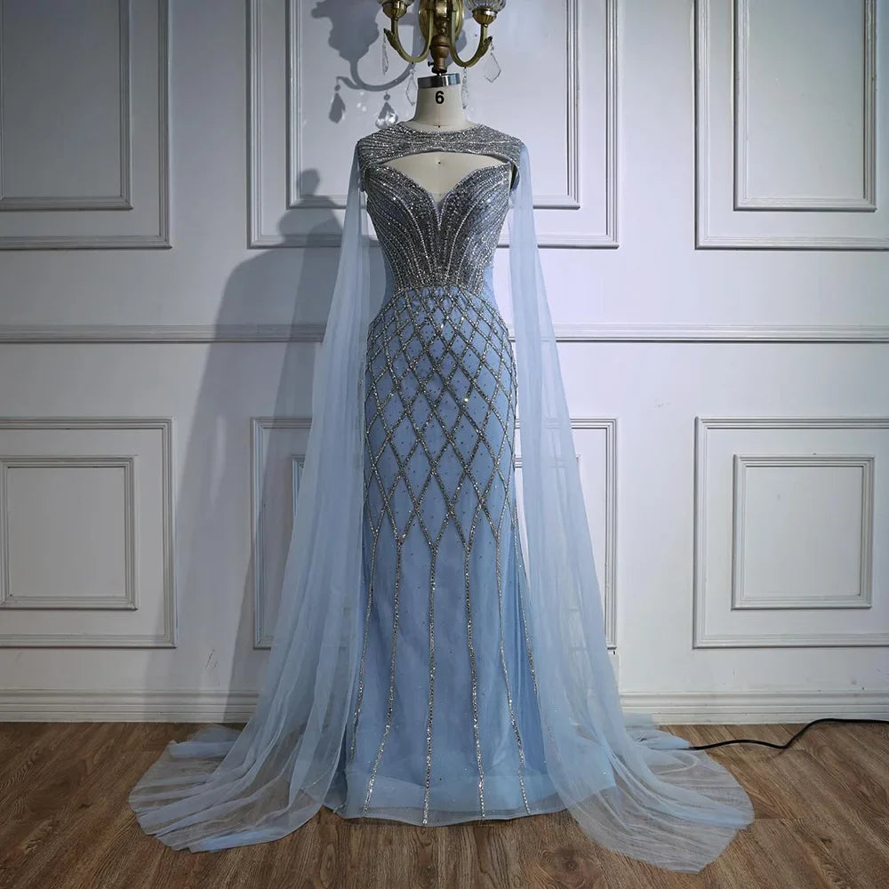 Luxuriöses Meerjungfrauen-Abendkleid mit Perlenstickerei und Umhang