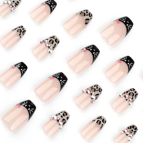 24 uñas postizas cortas de ballet con estampado de leopardo Y2K, estilo francés, borde negro, diseño de gato genial, con diamantes brillantes. 