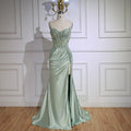 Luxuriöses mintgrünes Satin-Abendkleid mit Perlenbesatz und Schlitz LA72995