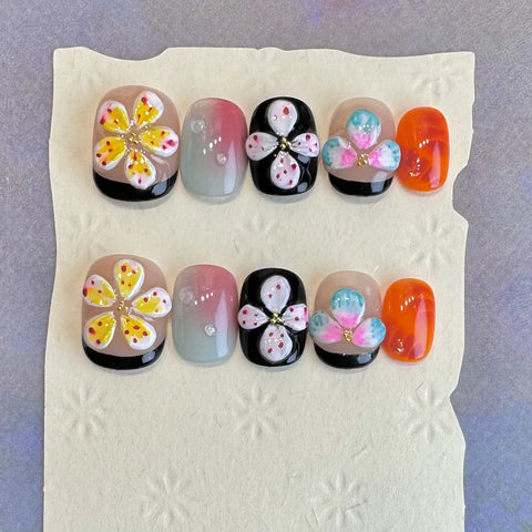 10 uñas postizas hechas a mano con diseños florales 3D de colores, brillantes, cortas, cuadradas, para verano. 