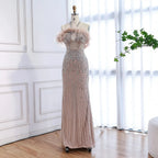 Vestido de noche de lujo con escote halter, plumas y cristales color piel LA73349