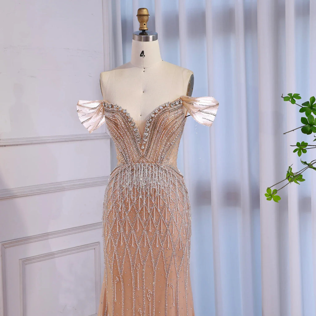 Vestido de noche de lujo color nude con hombros descubiertos y borlas y cuentas LA72854A