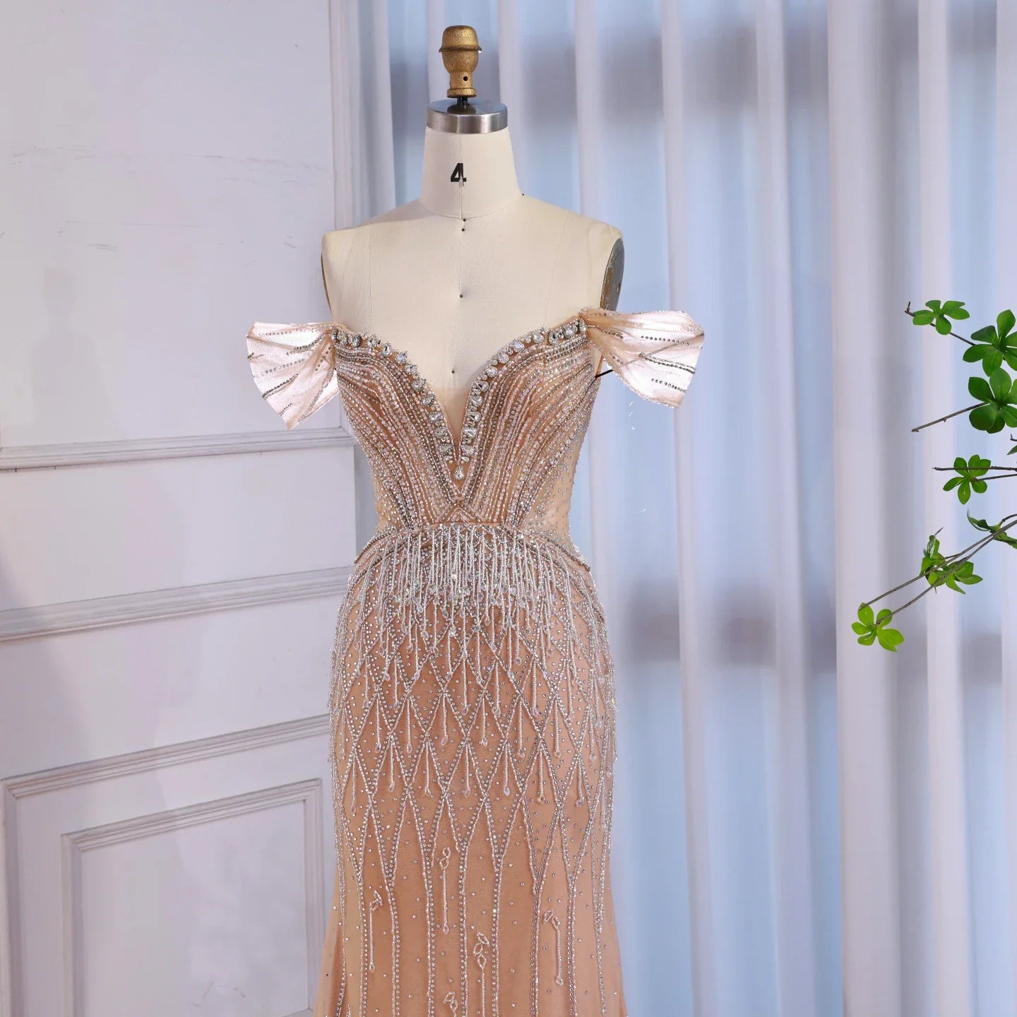 Vestido de noche de lujo color nude con hombros descubiertos y borlas y cuentas LA72854A