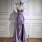 Luxuriöses mintgrünes Satin-Abendkleid mit Perlenbesatz und Schlitz LA72995