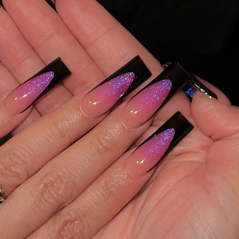 24 uñas postizas negras brillantes para chicas con estilo picante, con brillantes diamantes de imitación, estilo francés, uñas cruzadas a presión, uñas de ataúd de longitud media. 