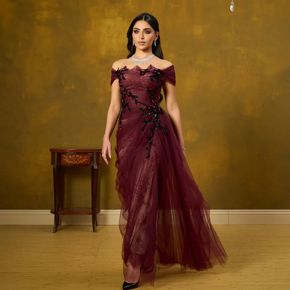 Elegantes weinrotes schulterfreies Abendkleid aus Spitze mit Applikationen LA73010