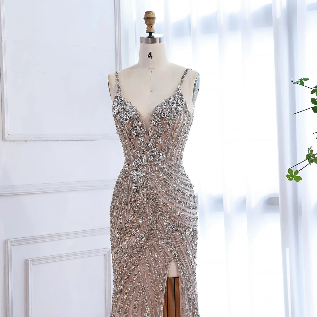 Vestido de noche de sirena de lujo con abertura alta y cuentas color nude LA73340