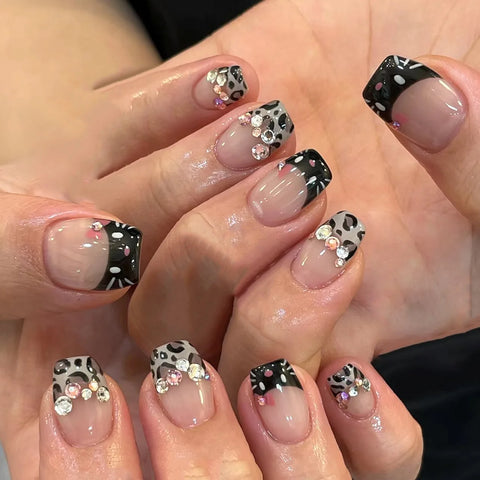 24 uñas postizas cortas de ballet con estampado de leopardo Y2K, estilo francés, borde negro, diseño de gato genial, con diamantes brillantes. 