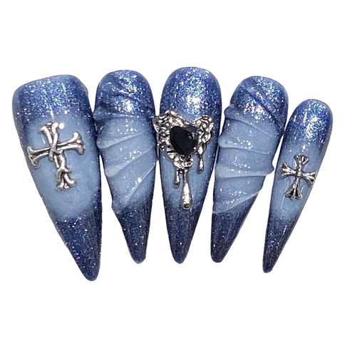 10 Stück Flash Blue Press On Nails Handgemachte lange Stiletto-Faltnägel mit Metallherz 3D-Wasserwellen-Designs Gefälschte Nagelkunst 
