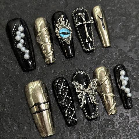 10 Stück Dunkelschwarze handgemachte künstliche Nägel mittlerer Länge im Y2k-Stil zum Aufdrücken der Nägel Metall Schmetterling Kreuz Perlen Designs Falsche Nagelflicken 