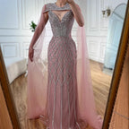 Luxuriöses Meerjungfrauen-Abendkleid mit Perlenstickerei und Umhang