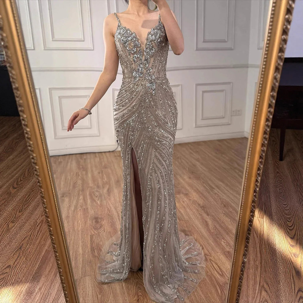 Vestido de noche de sirena de lujo con abertura alta y cuentas color nude LA73340