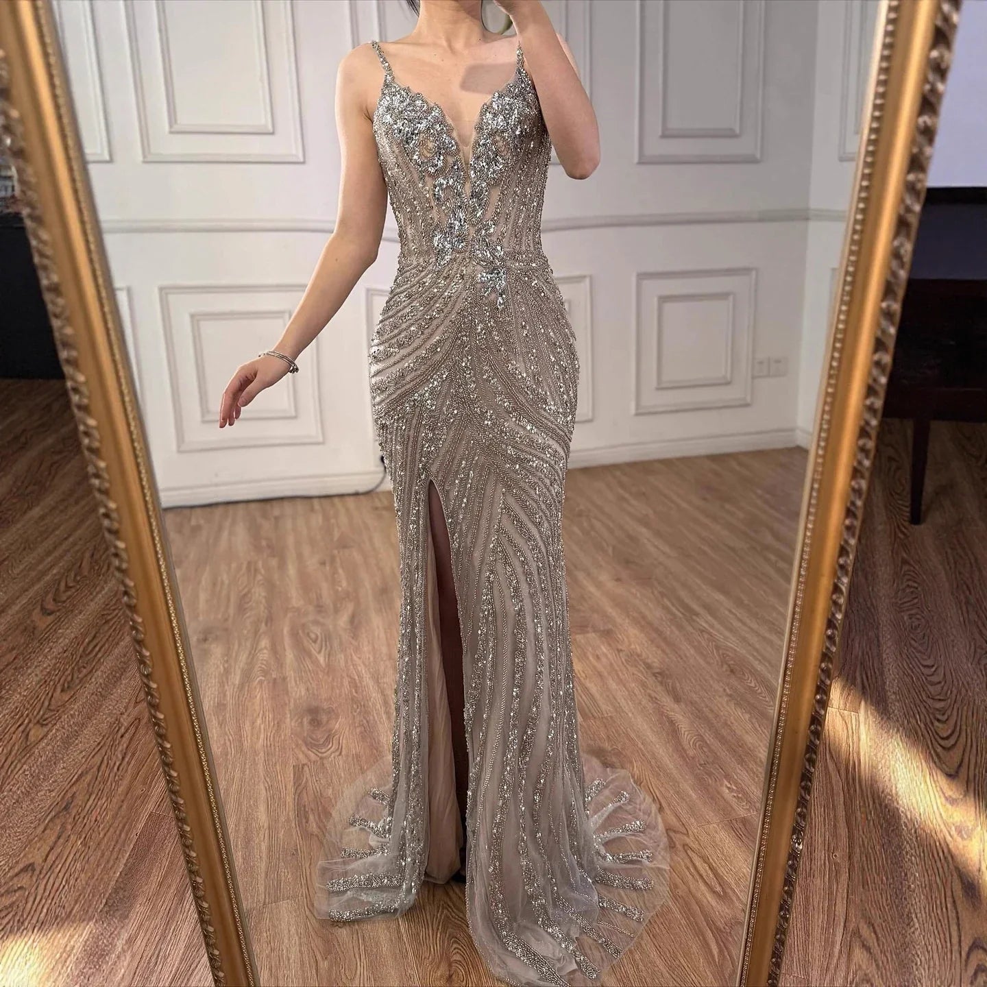 Vestido de noche de sirena de lujo con abertura alta y cuentas color nude LA73340