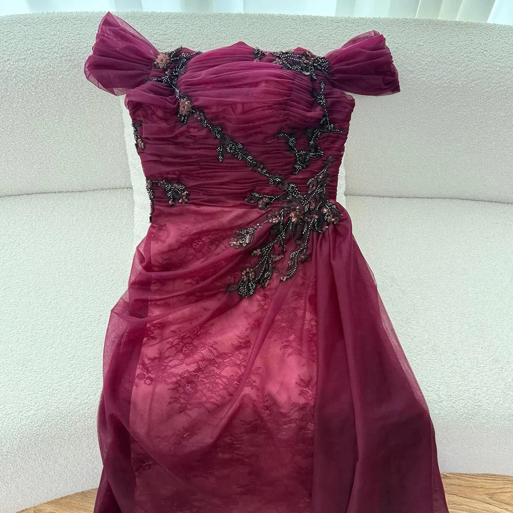 Elegantes weinrotes schulterfreies Abendkleid aus Spitze mit Applikationen LA73010