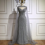 Luxuriöses Meerjungfrauen-Abendkleid mit Perlenstickerei und Umhang