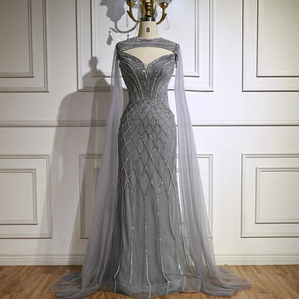 Luxuriöses Meerjungfrauen-Abendkleid mit Perlenstickerei und Umhang