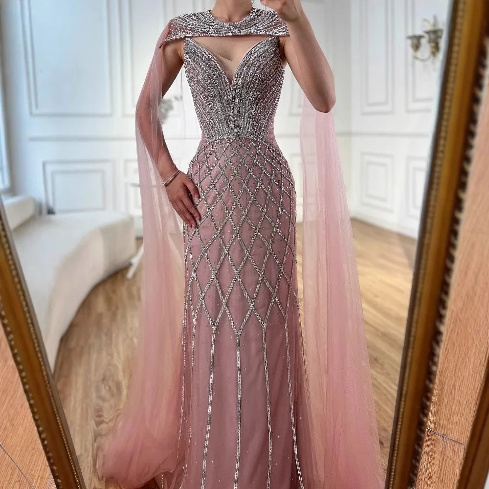 Luxuriöses Meerjungfrauen-Abendkleid mit Perlenstickerei und Umhang