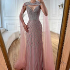 Luxuriöses Meerjungfrauen-Abendkleid mit Perlenstickerei und Umhang