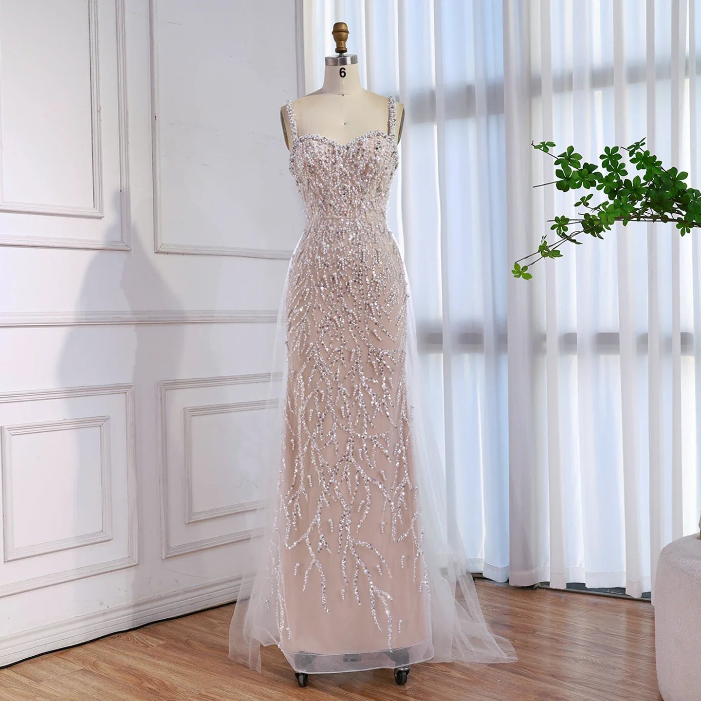 Luxuriöses Meerjungfrauen-Abendkleid aus Spitze und Perlen mit Handschuhen, Weiß-Nude LA72345E