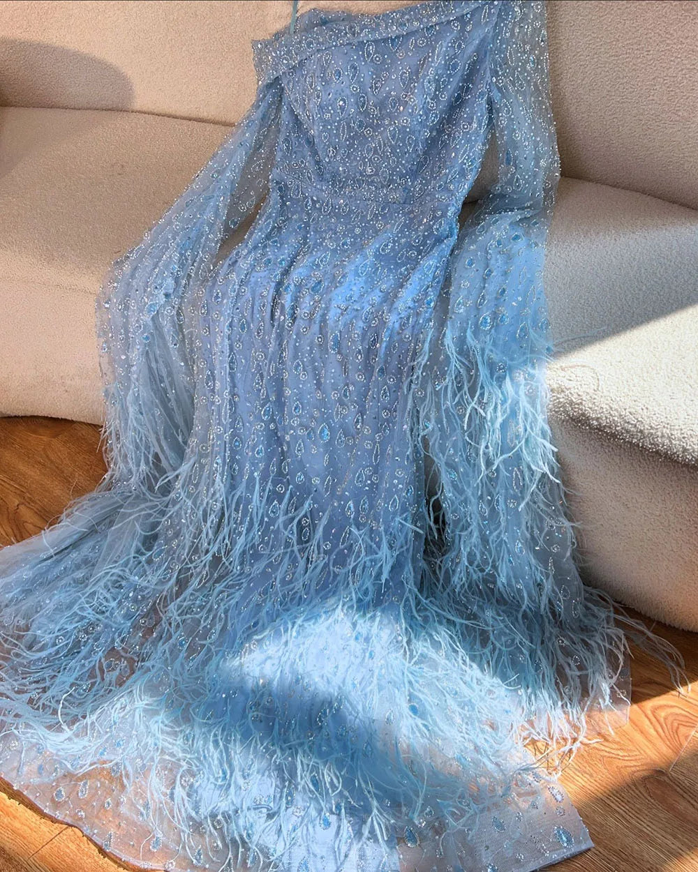 Vestido de noche de lujo con plumas, un hombro y mangas estilo capa LA72763 