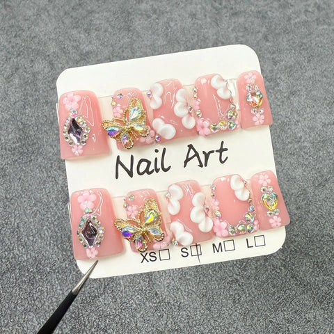10 uñas postizas cortas rosas con diseño de pico de pato, frescas y dulces, hechas a mano con flores blancas 3D, de metal dorado y decoración de mariposas. 