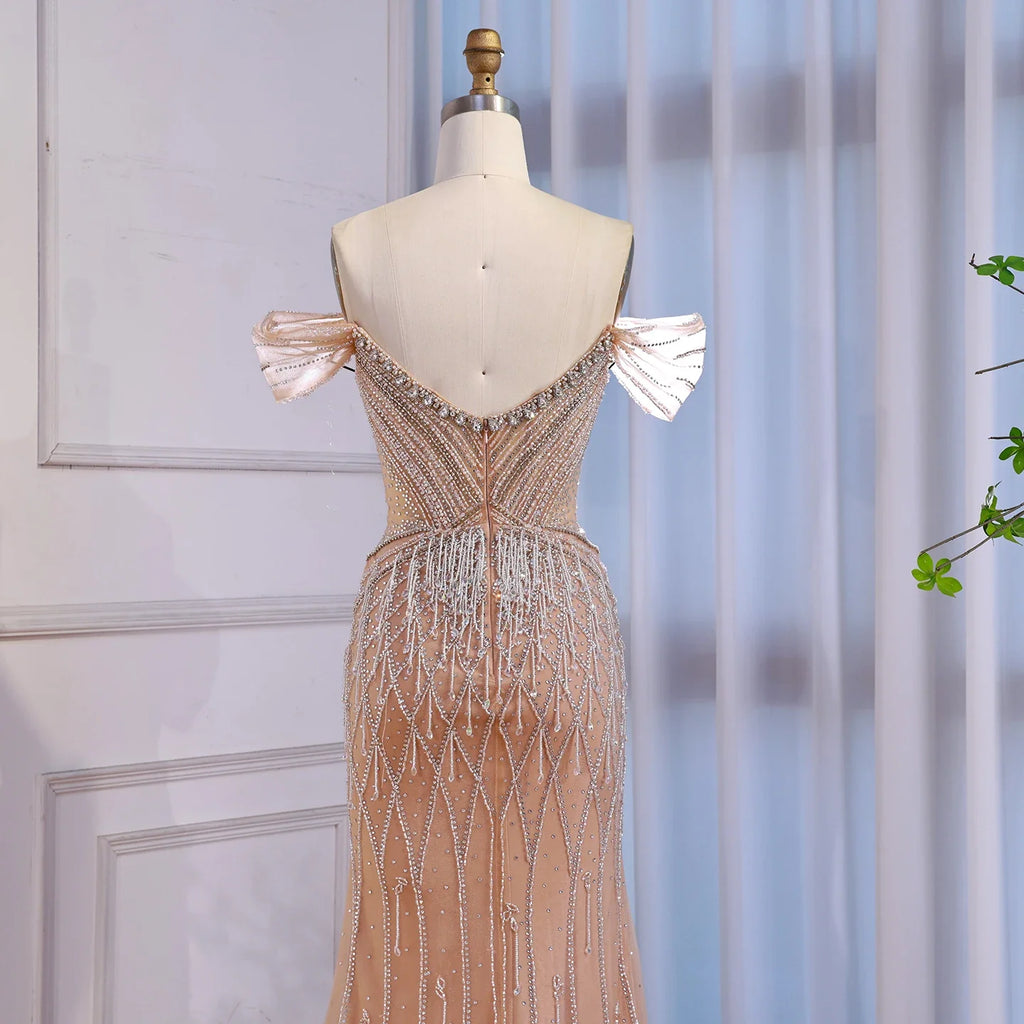 Vestido de noche de lujo color nude con hombros descubiertos y borlas y cuentas LA72854A