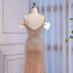 Vestido de noche de lujo color nude con hombros descubiertos y borlas y cuentas LA72854A