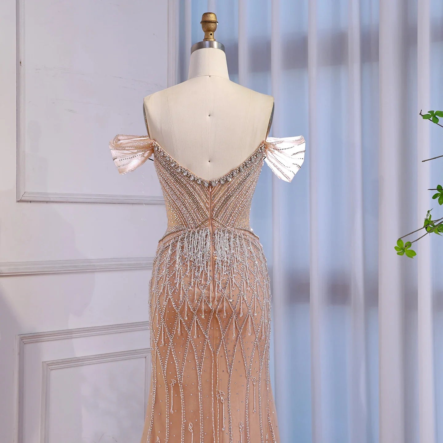 Vestido de noche de lujo color nude con hombros descubiertos y borlas y cuentas LA72854A
