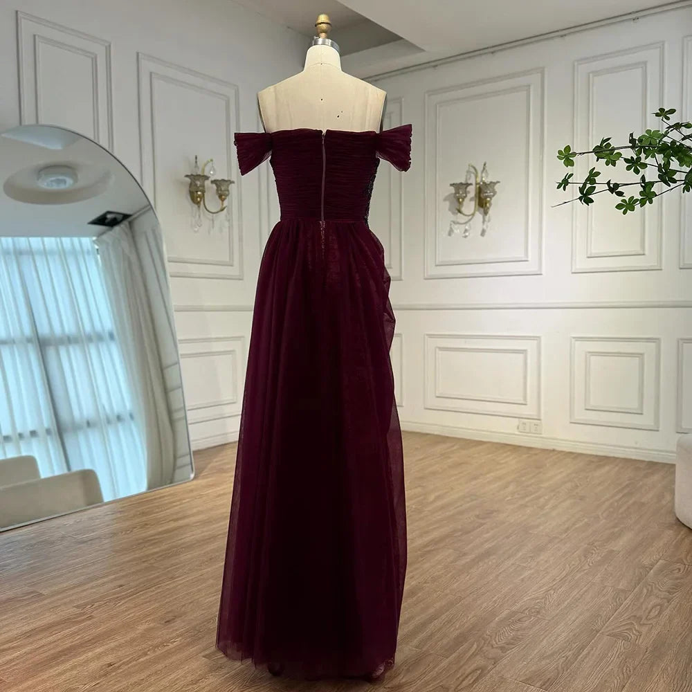 Elegantes weinrotes schulterfreies Abendkleid aus Spitze mit Applikationen LA73010