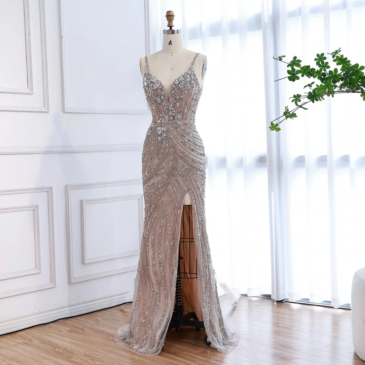 Vestido de noche de sirena de lujo con abertura alta y cuentas color nude LA73340