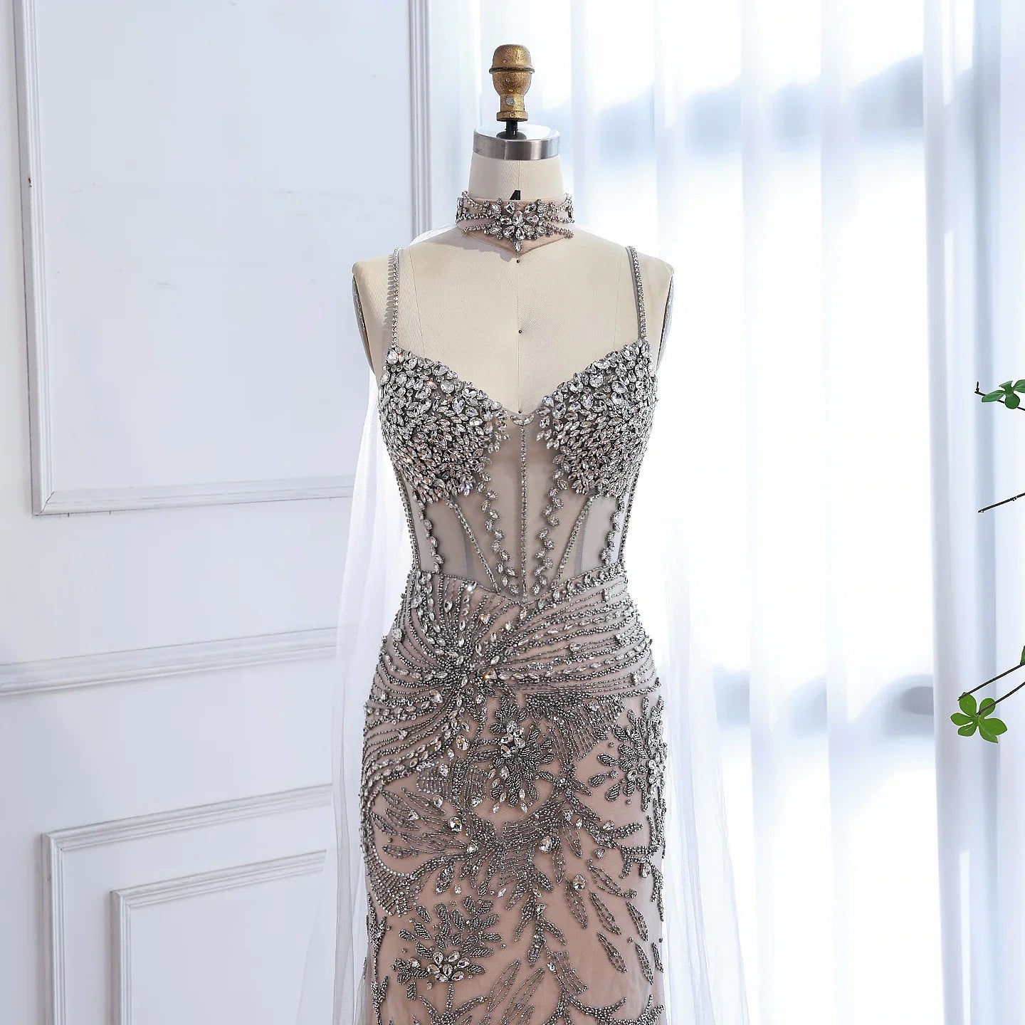 Luxuriöses Abendkleid, grau, perlenbesetzt, mit Cape, Ballkleid LA73342