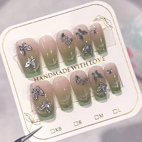 10 Stück French Tips mit blauem Rand, handgefertigt, graues Katzenauge, falsche Nägel mit Schmetterlingsdekor aus Metall, kurze, wiederverwendbare Maniküre 