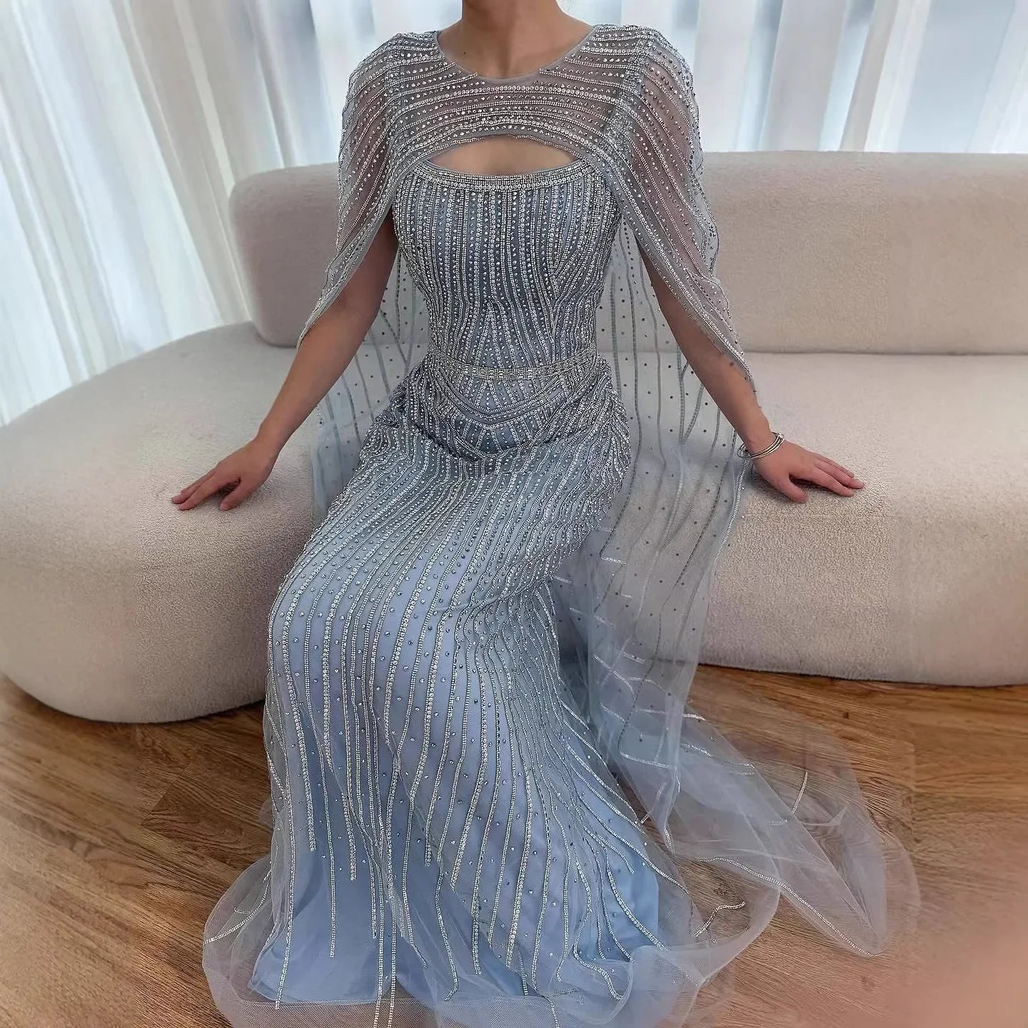 Luxuriöses blaues Diamant-Abendkleid mit Cape LA73426