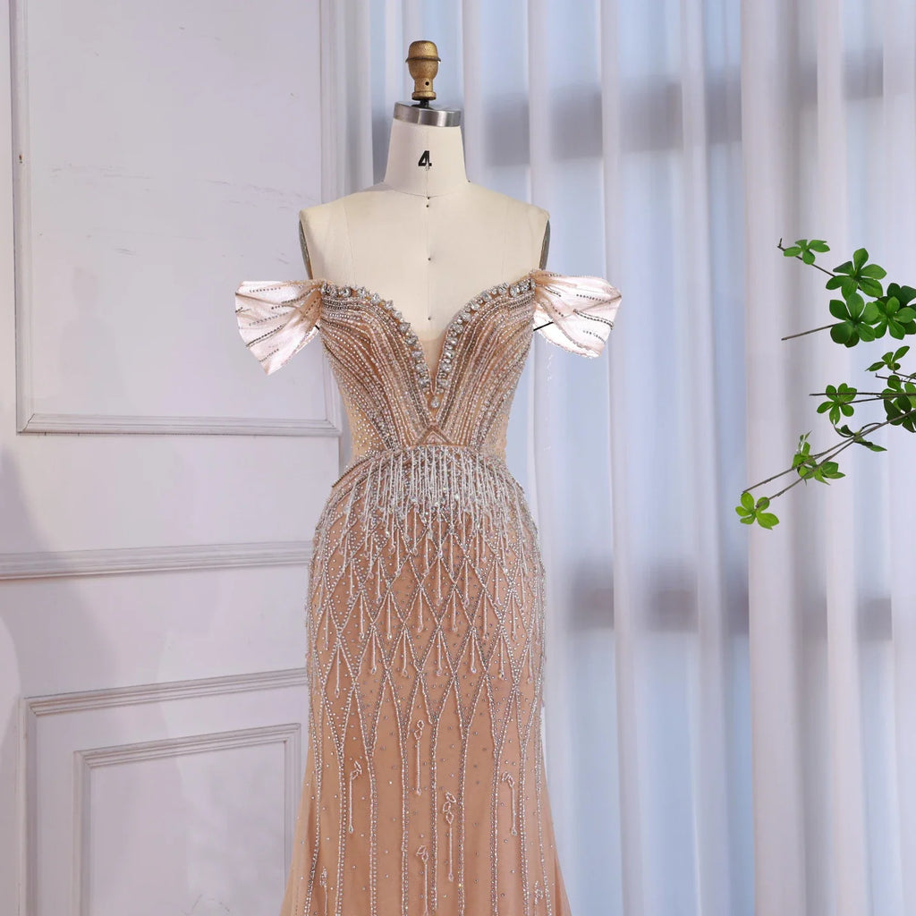 Vestido de noche de lujo color nude con hombros descubiertos y borlas y cuentas LA72854A