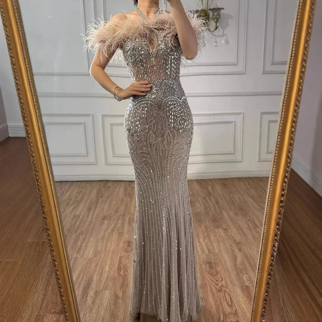 Vestido de noche de lujo con escote halter, plumas y cristales color piel LA73349