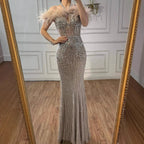 Vestido de noche de lujo con escote halter, plumas y cristales color piel LA73349