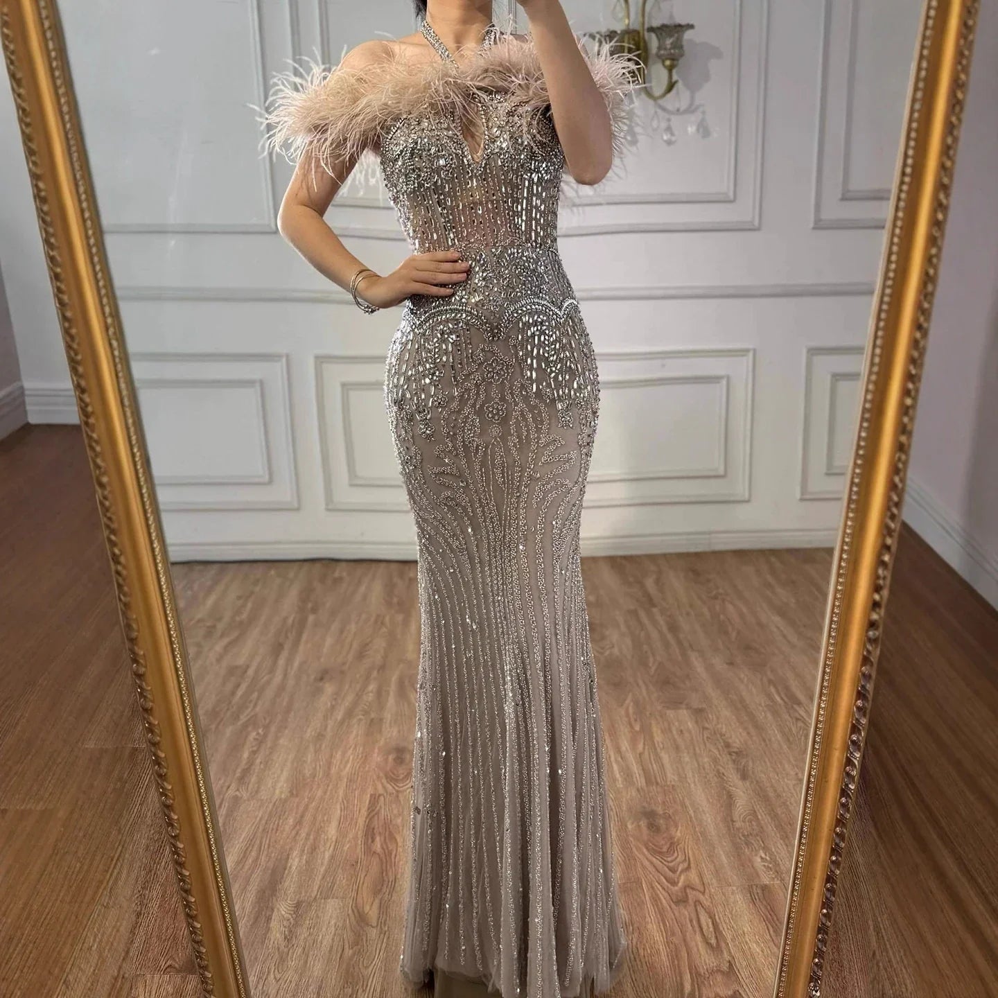 Luxuriöses nudefarbenes Neckholder-Abendkleid mit Federn und Kristallen LA73349