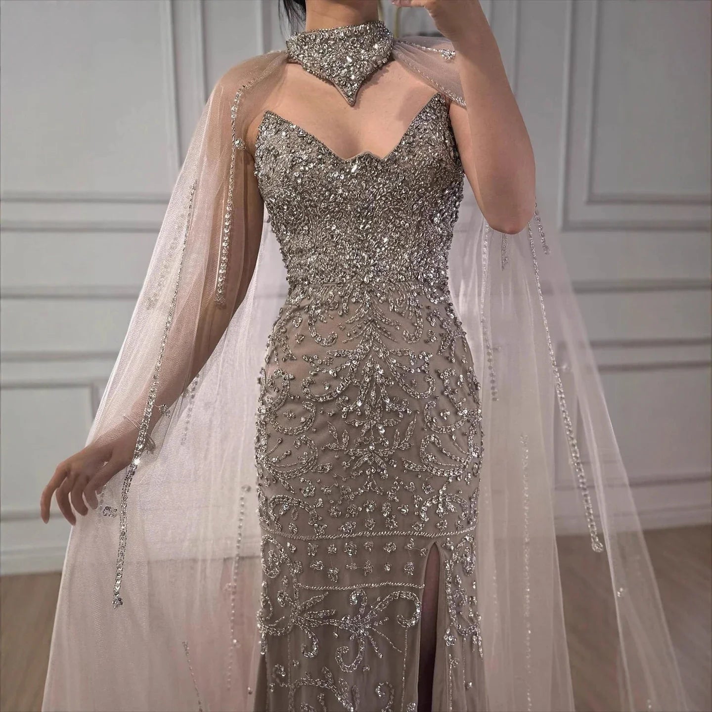 Luxuriöses, sexy Abendkleid mit Schlitz und Cape, Nude LA73339