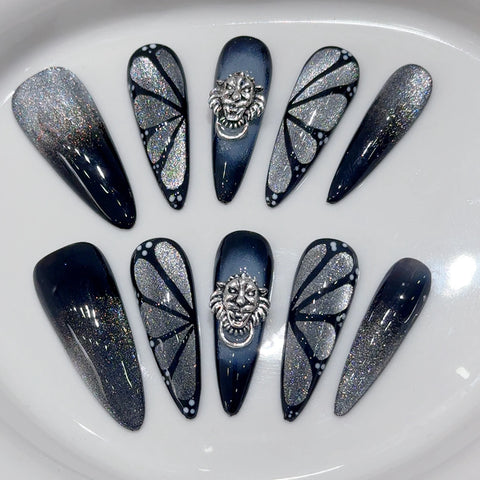 10 uñas postizas estilo punk hechas a mano con forma de aguja larga Y2k, parches de uñas postizas grises brillantes con decoración de rayas metálicas. 
