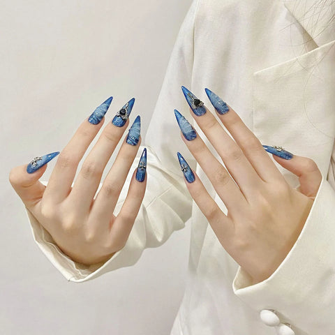 10 Stück Flash Blue Press On Nails Handgemachte lange Stiletto-Faltnägel mit Metallherz 3D-Wasserwellen-Designs Gefälschte Nagelkunst 
